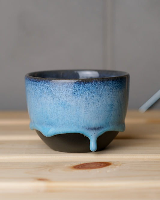 084. Cappuccino cup 200ml, V2 slipcasted, light blue, black clay, extra drippy